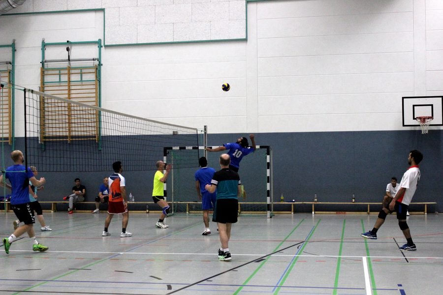 Kinder spielen Handball in der Turnhalle der Sekundarschule.